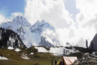 trekking in the himalayas